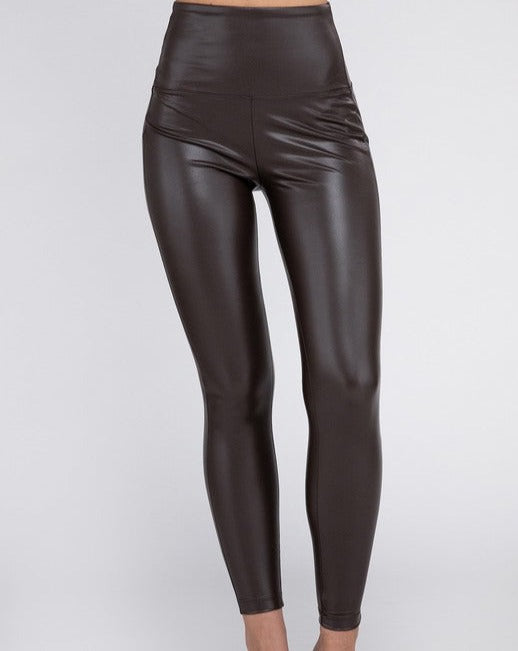 Get a sporty and edgy look with these high-rise faux leather leggings. The PU material adds chicness and the ankle-length adds versatility.