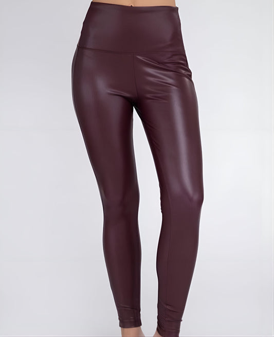 Get a sporty and edgy look with these high-rise faux leather leggings. The PU material adds chicness and the ankle-length adds versatility.