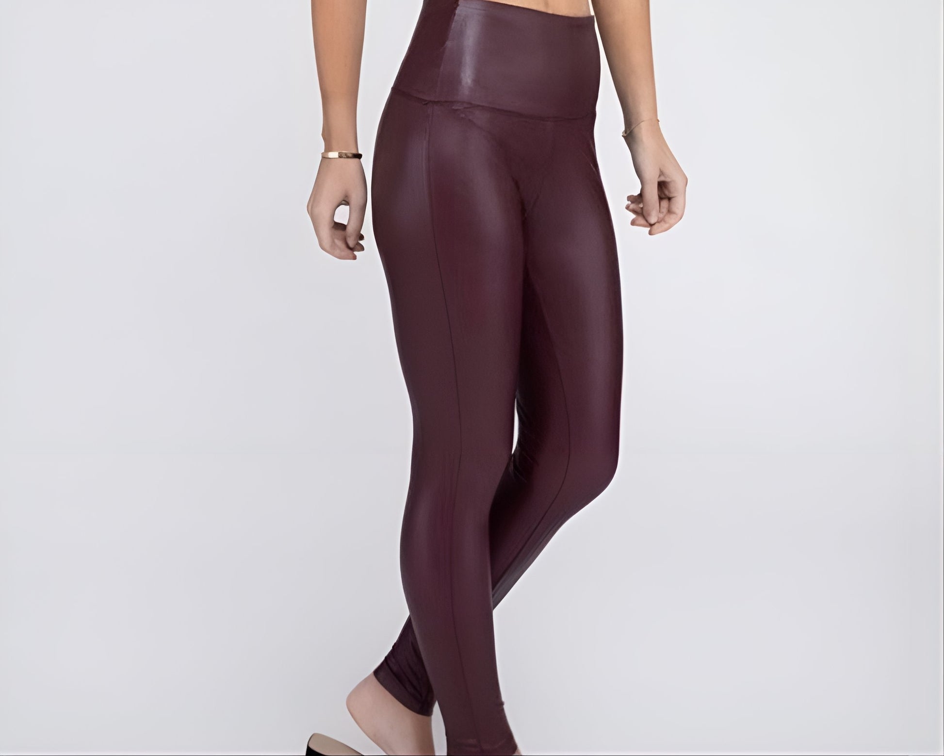 Get a sporty and edgy look with these high-rise faux leather leggings. The PU material adds chicness and the ankle-length adds versatility.