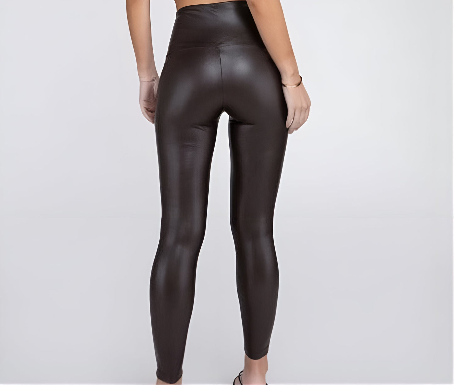 Get a sporty and edgy look with these high-rise faux leather leggings. The PU material adds chicness and the ankle-length adds versatility.