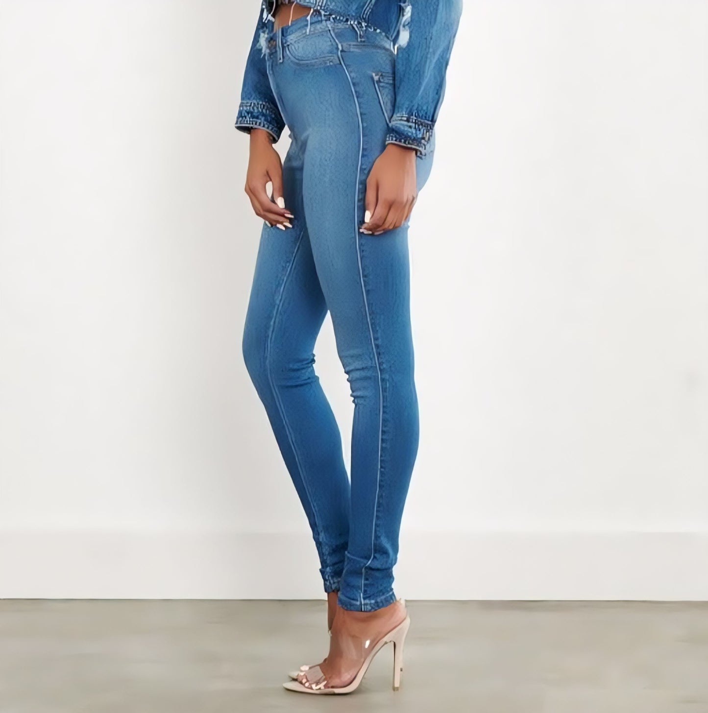 RY SKINNY DENIM - Timeless staple in your wardrobe. Form-fitting and sleek design with a narrow leg opening for a flattering silhouette. Versatile and perfect for every occasion.