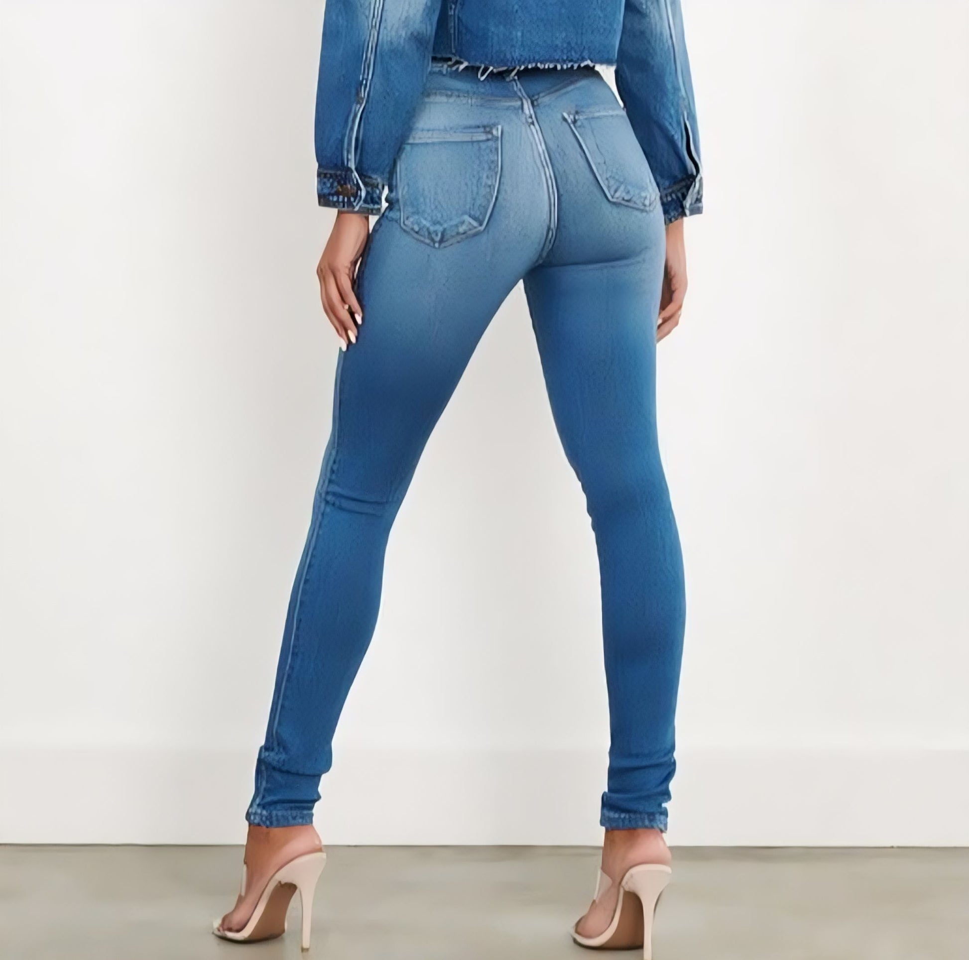 RY SKINNY DENIM - Timeless staple in your wardrobe. Form-fitting and sleek design with a narrow leg opening for a flattering silhouette. Versatile and perfect for every occasion.